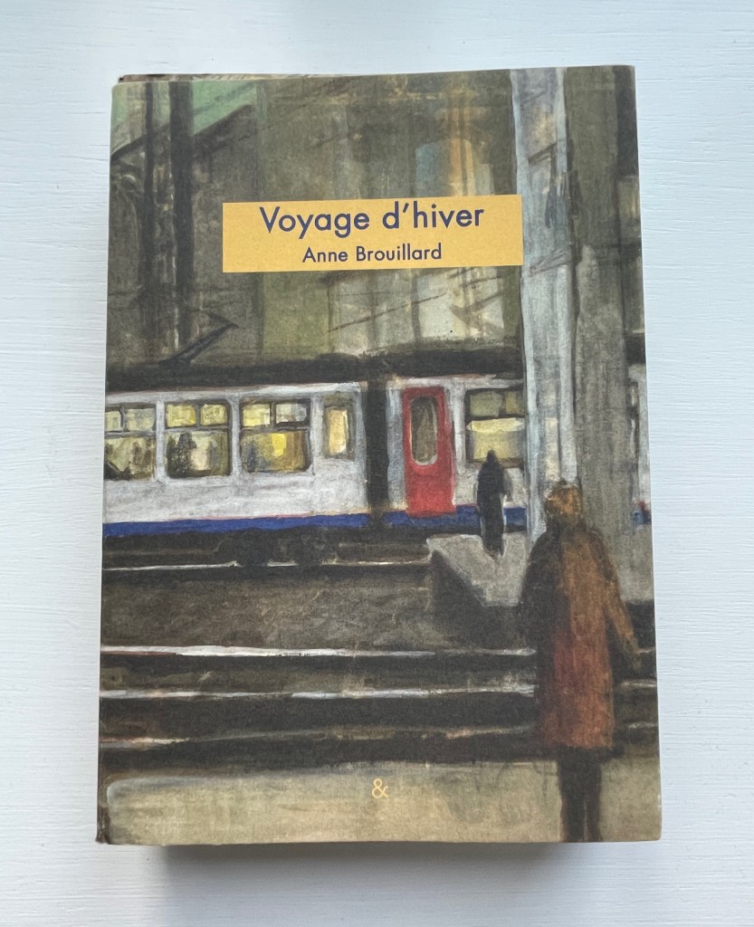 Couverture du livre 'Voyage d'hiver' d'Anne Brouillard, montrant une scène avec un train et une personne à un arrêt, dans des tons sombres et une ambiance hivernale.